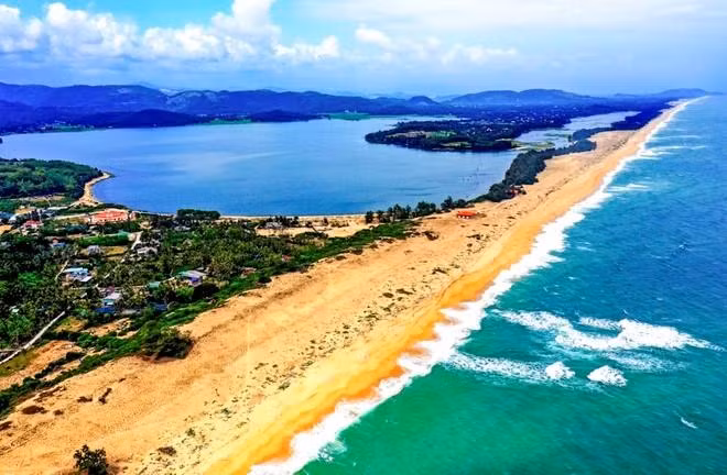 Đầm An Khê bên bờ biển Sa Huỳnh, khu vực giáp ranh giữa hai xã Phổ Khánh và Phổ Thạnh (thị xã Đức Phổ).