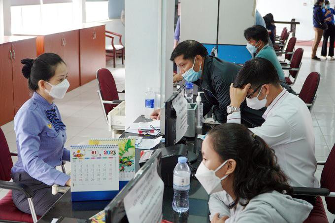 Nhân viên bán vé tàu Tết cho khách tại ga Sài Gòn