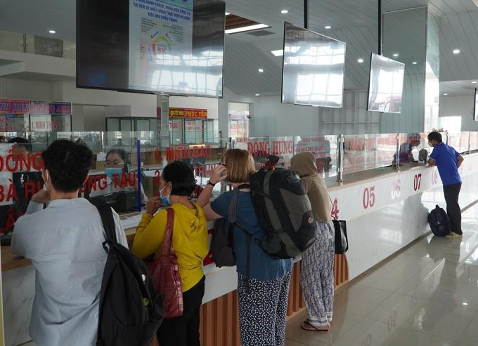 Khách mua vé ở bến xe Miền Đông mới sau khi 79 tuyến xe được dời qua