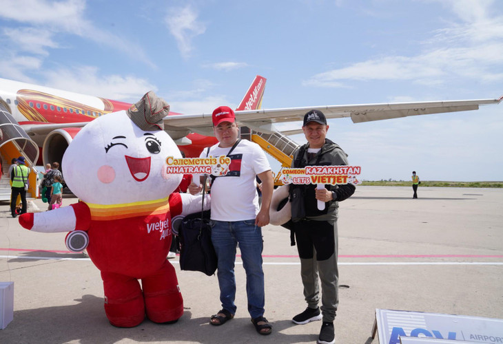 Những du khách đầu tiên bay thẳng cùng Vietjet từ Kazakhstan đến với Nha Trang hào hứng trước chuyến bay và sự chào đón nồng nhiệt của thành phố biển.