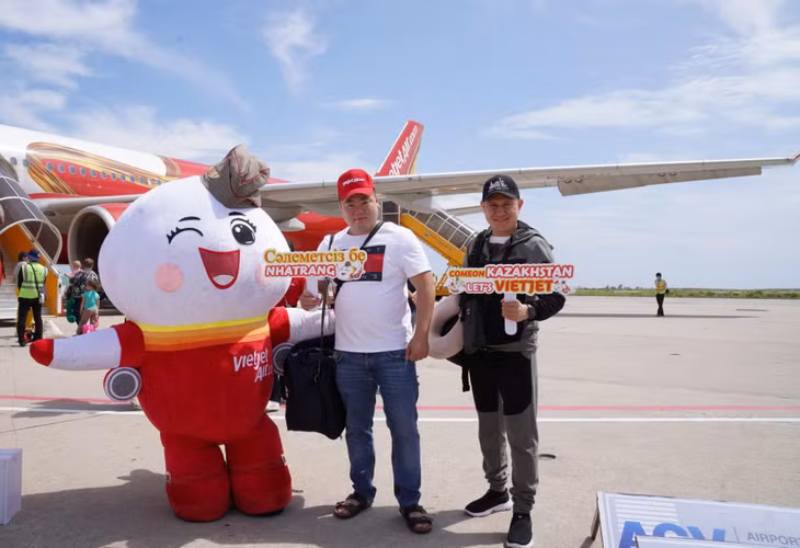 Những du khách đầu tiên bay thẳng cùng Vietjet từ Kazakhstan đến với Nha Trang hào hứng trước chuyến bay và sự chào đón nồng nhiệt của thành phố biển.