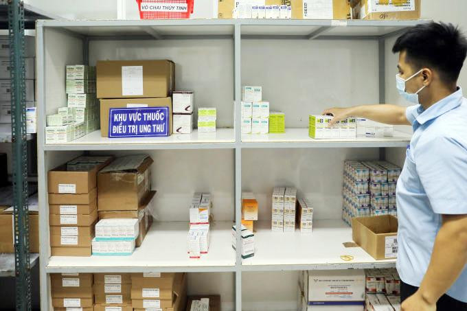 Nhân viên y tế Bệnh viện Chợ Rẫy, TP.HCM kiểm tra thuốc tại kho dược
