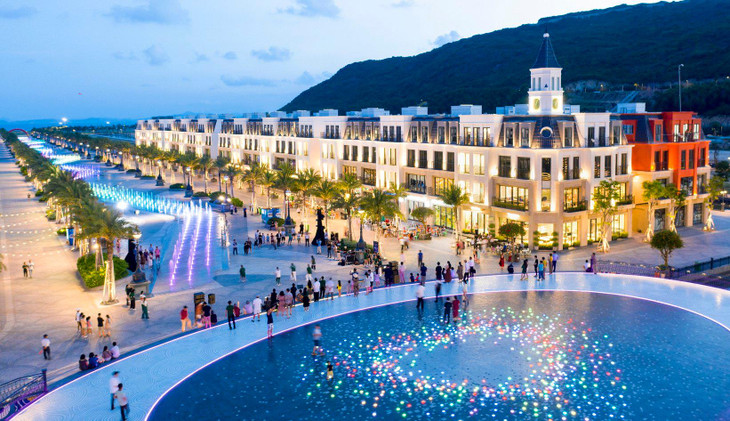 Bizhouse Canal District khi lên đèn