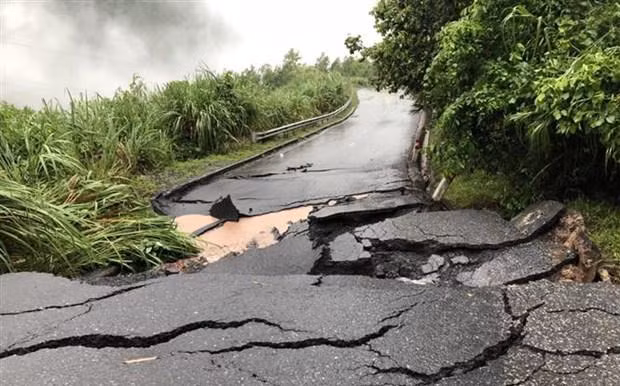 Hiện trường vụ sạt, lún nghiêm trọng trên Quốc lộ 15D.