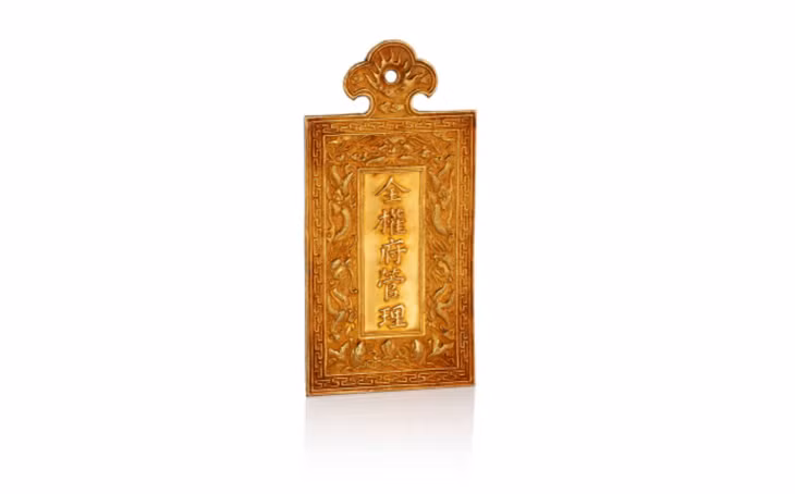 Kim bài bằng vàng thời vua Duy Tân có giá khởi điểm 6-8 ngàn Euro. Ảnh từ Trung tâm đấu giá Drouot.