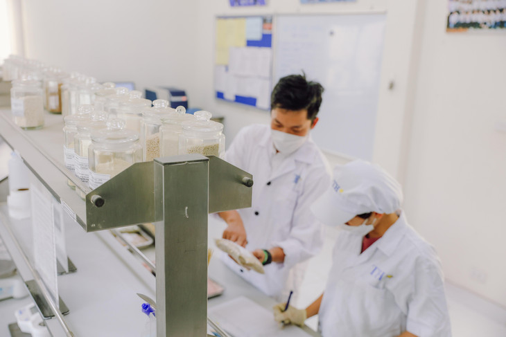 Nhà máy sản xuất cám tinh được trang bị phòng lab hiện đại để phân tích chất lượng nguyên liệu và thức ăn hoàn chỉnh. Nhà máy sản xuất cám tinh được trang bị phòng lab hiện đại để phân tích chất lượng nguyên liệu và thức ăn hoàn chỉnh.