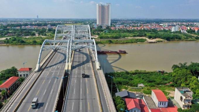 Cầu Đông Trù bắc qua sông Đuống, nối quận Long Biên với huyện Đông Anh Cầu Đông Trù bắc qua sông Đuống, nối quận Long Biên với huyện Đông Anh