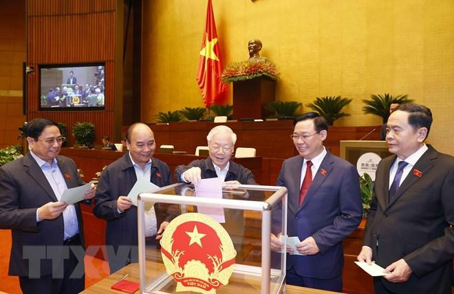 Lãnh đạo Đảng, Nhà nước và đại biểu Quốc hội bỏ phiếu. Ảnh: TTXVN
