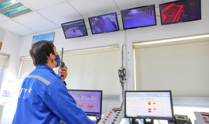 Trung tâm theo dõi và điều khiển phối trộn thức ăn. Trung tâm theo dõi và điều khiển phối trộn thức ăn.