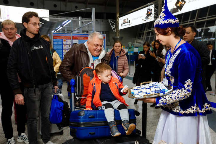 Những du khách đầu tiên bay thẳng cùng Vietjet từ Kazakhstan đến với Nha Trang hào hứng trước chuyến bay và sự chào đón nồng nhiệt của thành phố biển.