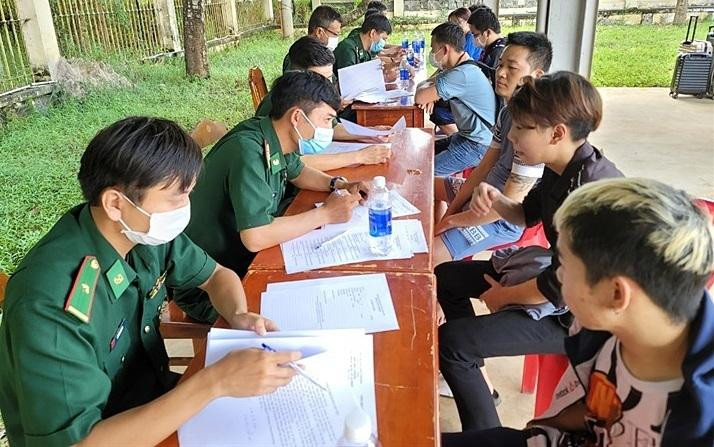 Cán bộ Đồn Biên phòng cửa khẩu quốc tế Xa Mát xác minh nhân thân, lai lịch trước khi trao trả 171 công dân về nơi cư trú.