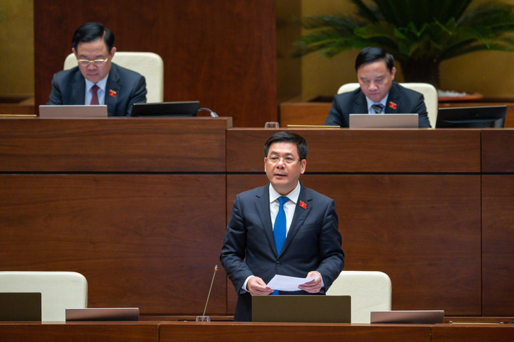 Bộ trưởng Bộ Công Thương Nguyễn Hồng Diên phát biểu giải trình