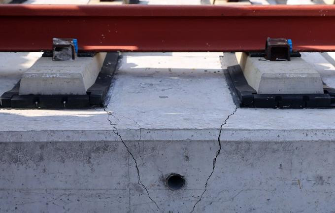 Bêtông đệm dưới đường ray trên trụ P14-10 có vết nứt bị cho do sự cố gây ra