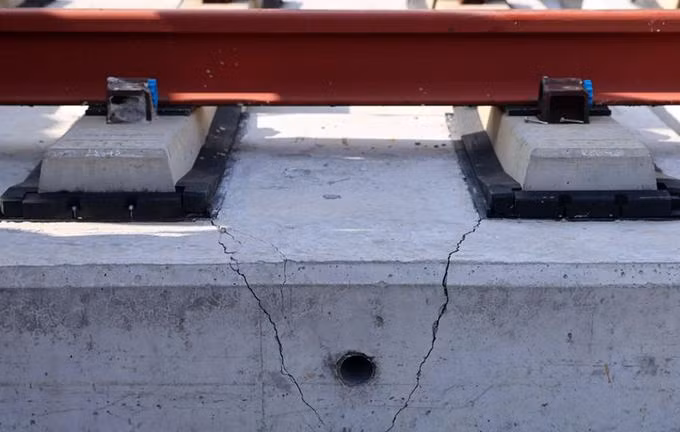 Bêtông đệm dưới đường ray trên trụ P14-10 có vết nứt bị cho do sự cố gây ra