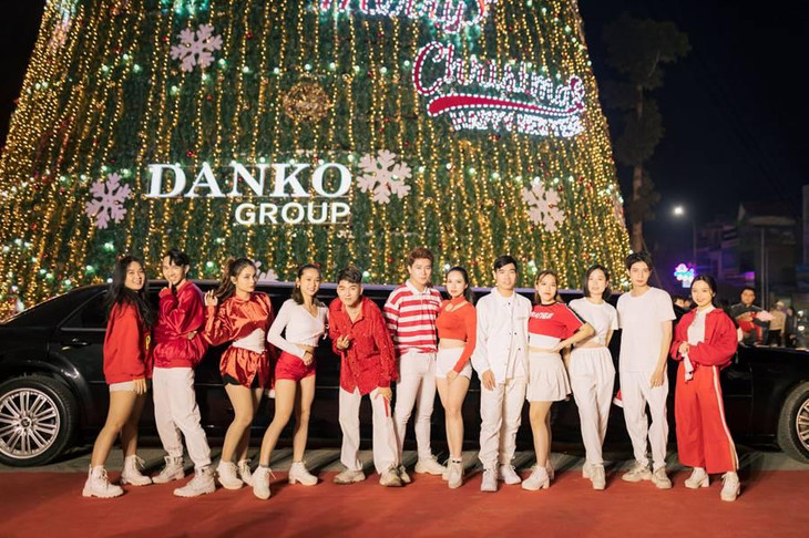 Cây thông Noel độc đáo trở thành điểm check in của các bạn trẻ