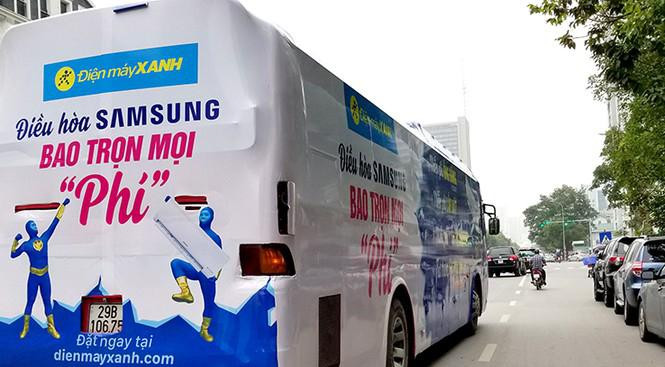 Xe khách dán kín quảng cáo, vi phạm quy định về an toàn giao thông, nhưng vẫn vô tư lưu thông trên khắp các tuyến phố của Hà Nội Xe khách dán kín quảng cáo, vi phạm quy định về an toàn giao thông, nhưng vẫn vô tư lưu thông trên khắp các tuyến phố của Hà Nội