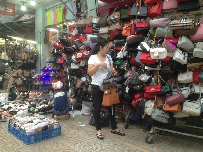 Mắt kính, túi xách “hàng hiệu giá bèo” bán đầy vỉa hè tại TPHCM