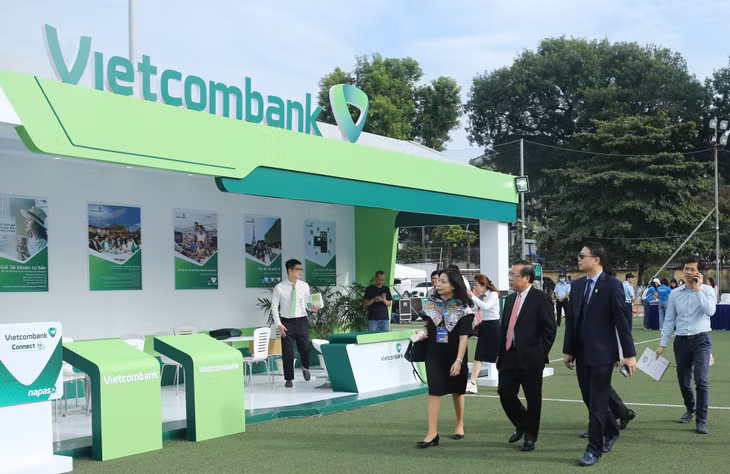 Ông Nguyễn Kim Anh – Phó Thống đốc Ngân hàng Nhà nước Việt Nam (hàng đầu ở giữa) thăm quan gian hàng của Vietcombank tại chương trình “Sóng Festival”