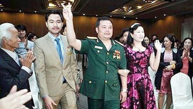 Lê Xuân Giang (ở giữa) luôn mặc trang phục quân đội để mạo danh, lấy lòng tin người dân trong các buổi hội thảo của Liên Kết Việt