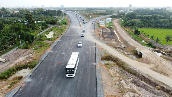 Hàng chục ôtô chạy thực nghiệm thông tuyến ngày 28/12 trên cao tốc Trung Lương - Mỹ Thuận Hàng chục ôtô chạy thực nghiệm thông tuyến ngày 28/12 trên cao tốc Trung Lương - Mỹ Thuận