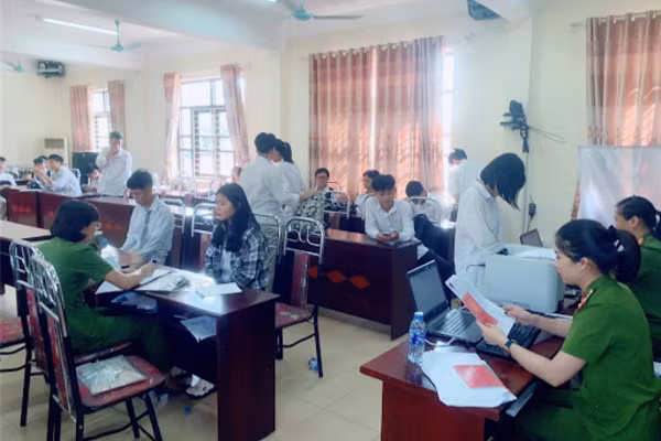 Công an Hà Nội làm thẻ căn cước công dân cho học sinh