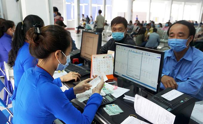 Khách mua vé tại ga Sài Gòn