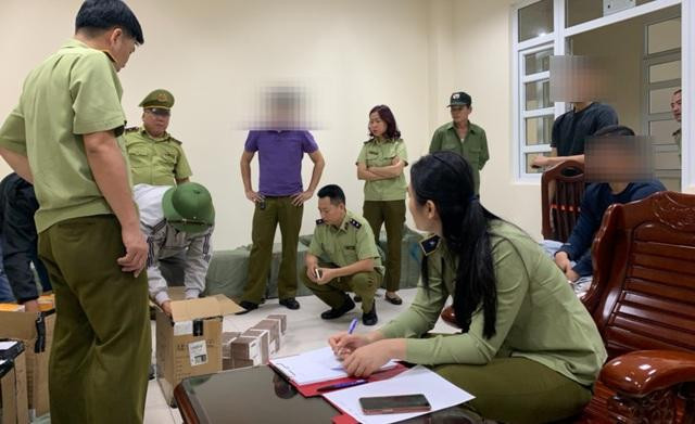 Cơ quan chức năng đang tiến hành kiểm đếm số hàng hóa vi phạm