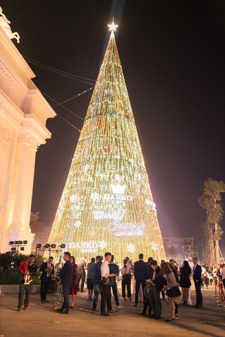 Cây thông Noel khổng lồ thu hút du khách check-in trong mùa giáng sinh năm nay