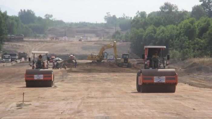 Thi công trên công trường cao tốc Phan Thiết - Dầu Giây đoạn qua huyện Xuân Lộc (Đồng Nai).