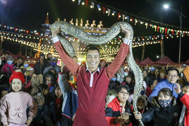 Màn biểu diễn với chú trăn siêu to hấp dẫn nhiều em nhỏ