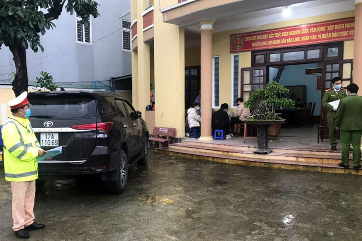 Lực lượng công an đưa phương tiện và nhóm người Trung Quốc về trụ sở làm việc Lực lượng công an đưa phương tiện và nhóm người Trung Quốc về trụ sở làm việc