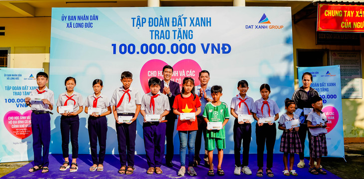 Đại diện Tập đoàn Đất Xanh trao quà và học bổng cho học sinh khó khăn các trường tại xã Long Đức, huyện Long Thành, Đồng Nai Đại diện Tập đoàn Đất Xanh trao quà và học bổng cho học sinh khó khăn các trường tại xã Long Đức, huyện Long Thành, Đồng Nai