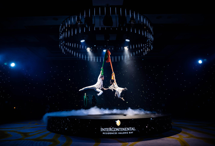 Diva Mỹ Linh cùng nghệ sĩ xiếc biểu diễn ca khúc One Moment in Time Diva Mỹ Linh cùng nghệ sĩ xiếc biểu diễn ca khúc One Moment in Time