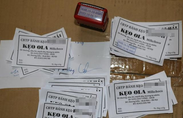 Số tem nhãn thu giữ tại cơ sở của ông Tùng cho thấy các sản phẩm này được "phù phép" hạn sử dụng thêm 6 tháng đến 1 năm. Số tem nhãn thu giữ tại cơ sở của ông Tùng cho thấy các sản phẩm này được "phù phép" hạn sử dụng thêm 6 tháng đến 1 năm.