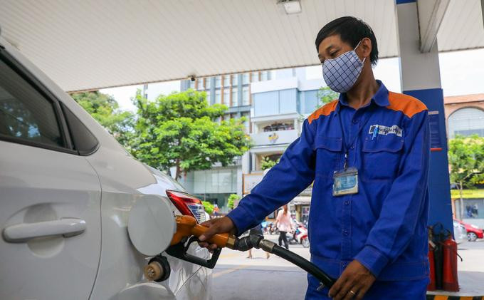 Người dân đổ xăng tại góc đường Hai Bà Trưng - Trần Cao Vân