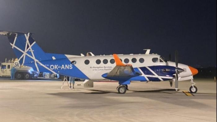 Máy bay bay hiệu chuẩn đường băng 25R