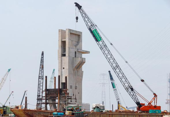 Cống ngăn triều Phú Xuân, nơi xảy ra vụ mất 3.800 lít dầu