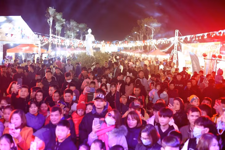 Hàng nghìn du khách hoà mình vào không gian lễ hội Danko Square - The Winter Show