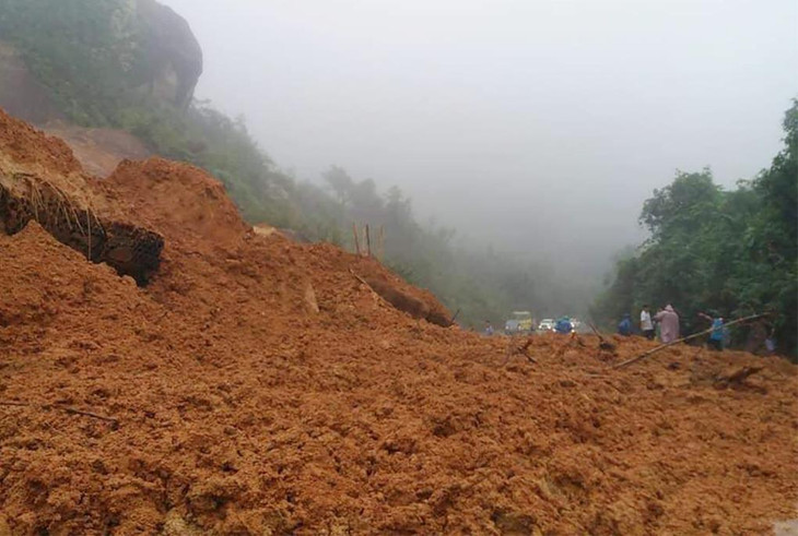Đèo Khánh Lê trên Quốc lộ 27C qua Khánh Hòa bị sạt lở khiến giao thông bị ùn tắc, chiều 23/12