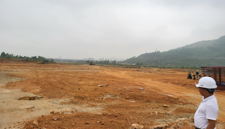 Bên cạnh tăng tốc thi công thực địa tại khu vực cảng, Chủ đầu tư và nhà thầu cũng đã hoàn tất thuê 3 ha tại Khu công nghiệp Liên Chiểu để tập kết thiết bị, vật liệu, gia công các cấu kiện phục vụ xuyên suốt quá trình thi công Dự án.