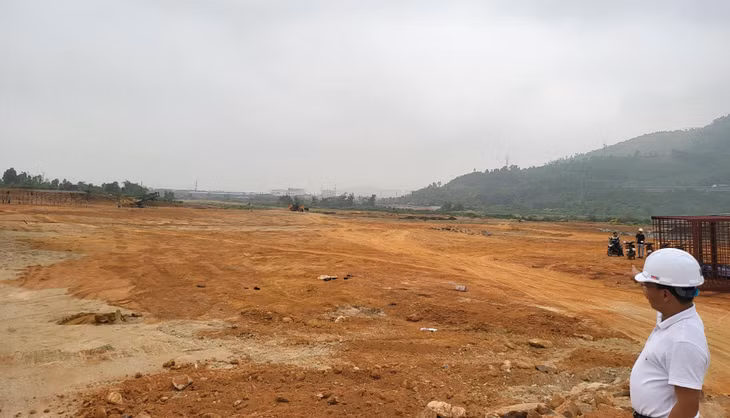 Bên cạnh tăng tốc thi công thực địa tại khu vực cảng, Chủ đầu tư và nhà thầu cũng đã hoàn tất thuê 3 ha tại Khu công nghiệp Liên Chiểu để tập kết thiết bị, vật liệu, gia công các cấu kiện phục vụ xuyên suốt quá trình thi công Dự án.