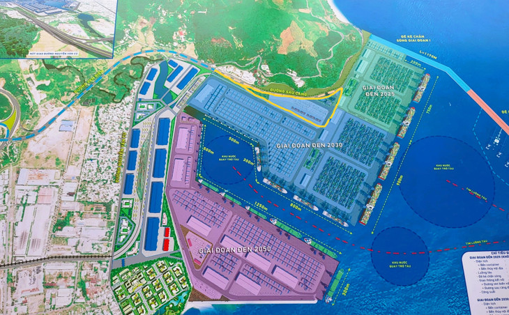 Khu vực đường màu vàng là các hạng mục nhà thầu đang thi công trên công trường. Theo đại diện Chủ đầu tư, các phần việc này sẽ hoàn thành vào trước tháng 9/2023, trước khi mùa mưa bão miền Trung bắt đầu. Liên Chiểu được quy hoạch là khu bến chính đóng vai trò là cảng cửa ngõ quốc tế khu vực miền Trung, tiếp nhận tàu có trọng tải 100.000D WT và lớn hơn; quy mô gồm các bến container, tổng hợp, hàng rời, bến cảng hàng lỏng/khí và các bến công vụ, sà lan. Dự án hướng tới mục tiêu đáp ứng thông qua lượng hàng đến 5,0 triệu tấn/năm giai đoạn đầu và phát triển các bến giai đoạn tiếp theo để giảm tải cho khu bến Tiên Sa và Sơn Trà.