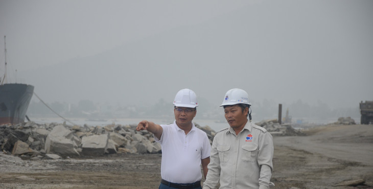 Ông Lê Thành Hưng (bên trái) - Giám đốc Ban Quản lý các dự án đầu tư cơ sở hạ tầng ưu tiên Đà Nẵng và đại diện đơn vị tư vấn trao đổi công việc tại hiện trường công trường tuyến nối từ đất liền ra biển.