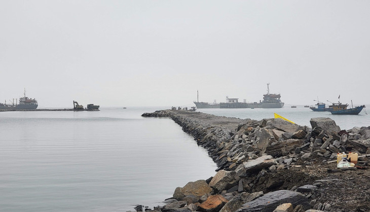 Đây là hạng mục đê quây đã được thi công tạo khu vực đổ chứa chất nạo vét trong quá trình thi công các luồng, bến neo đậu Dự án Bến cảng Liên Chiểu.