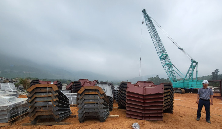 Khuôn đúc khối phủ sóng Rakuna IV do Công ty Nikken Kogaku (Nhật Bản) phát minh, được nhà thầu nhập về chân công trình chuẩn bị đúc cấu kiện thi công hạng mục đê chắn sóng. Rakuna được đánh giá là cấu kiện tăng hiệu quả tiêu sóng...