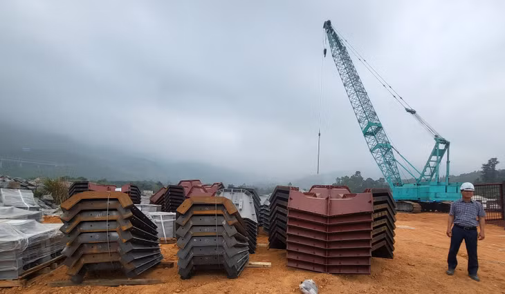 Khuôn đúc khối phủ sóng Rakuna IV do Công ty Nikken Kogaku (Nhật Bản) phát minh, được nhà thầu nhập về chân công trình chuẩn bị đúc cấu kiện thi công hạng mục đê chắn sóng. Rakuna được đánh giá là cấu kiện tăng hiệu quả tiêu sóng...