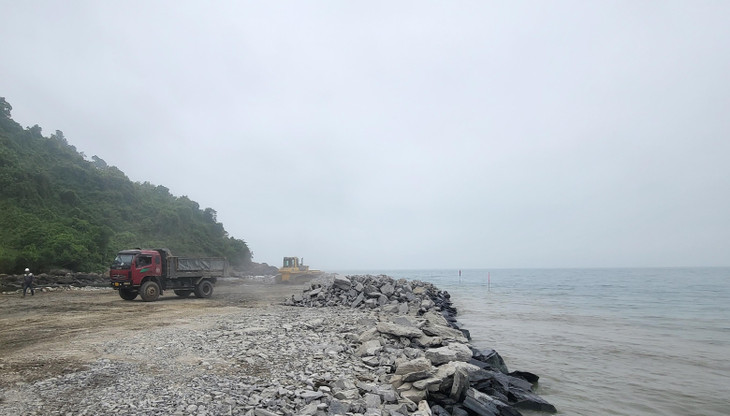 Vị trí 1,1 km tuyến nối từ đất liền ra khu vực sẽ thi công các bến, đê chắn sóng, khu cảng cạn... Vị trí này, theo tư vấn giám sát công trường, có độ sâu khoảng 8 m, hàng nghìn khối đá đã được đổ xuống biển để đạt cao trình an toàn so với mặt nước biển.