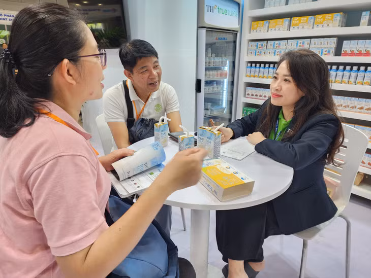 Một nhà mua quốc tế đang thảo luận về cơ hội đưa các sản phẩm của Tập đoàn TH tiếp cận thị trường rộng hơn qua các kênh thương mại điện tử