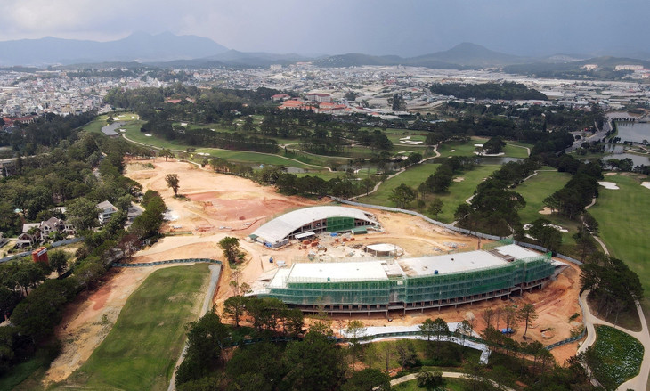 Hai công trình xây ở đồi Cù, trong đó toà nhà 4 tầng bên trái hình bị xác định xây không phép, toà mái vòm nằm phía sau xây vượt phép