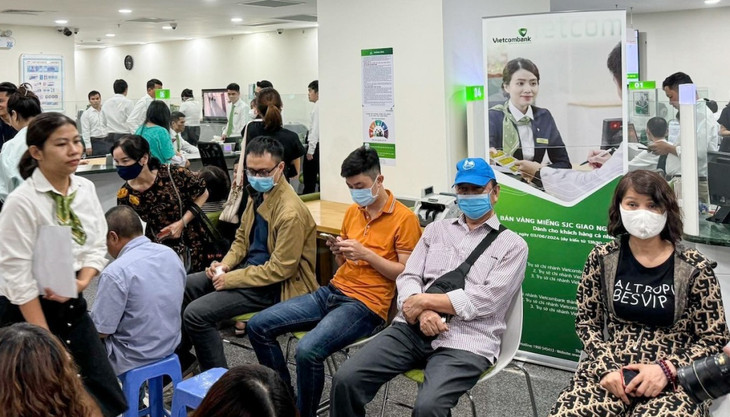 Khách hàng ngồi chờ tới lượt mua vàng tại Vietcombank Láng Hạ (Hà Nội)